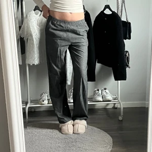 Pyjamasbyxor  - Gråa pyjamasbyxor från Madlady. Aldrig använda. Nypris 400kr. 