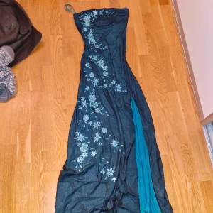 Y2k balklänning - Slim fit balklänning, detta var mitt extra val till balen. Köpt retro/second hand men inga teclen på användning eller användning av mig.