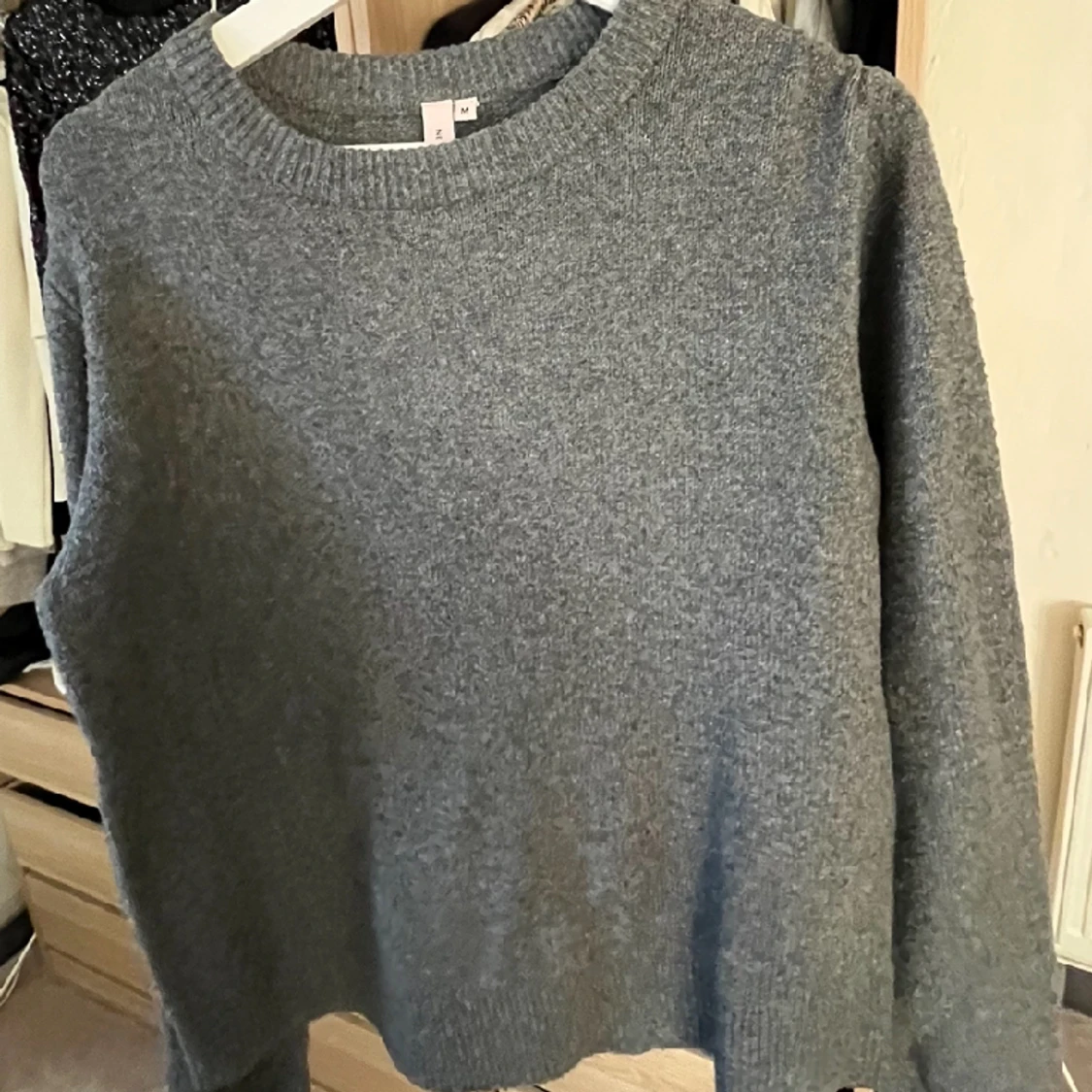 Grå stickad tröja från NELLY  - 90