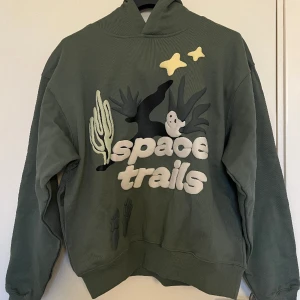 Broken Planet Hoodie - Helt ny broken planet hoodie, säljer då jag har en likadan. Kvitto finns. Priset kan diskuteras. Storlek M, som passar S också.