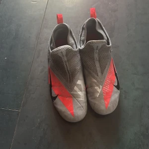 Fina fotbollskor för barn   - Skorna är i storlek 38 och i toppskick. 