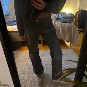 Säljer dessa jeans då dem inte kommer till användning längre💛