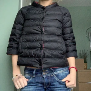 Jacka  - En svart trekvartsärmad jacka i storlek s/xs💓 Inga tydliga slitage eller defekter. Skriv privat vid fler frågor eller bilder. 