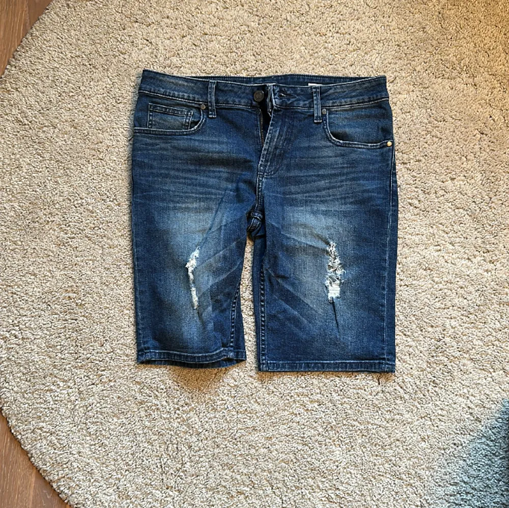 Jeansshorts från Guess med div hål i (förhandsgjorada) använda men i fint skick. 30 i midja. Shorts.