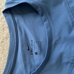 Träningstopp - Blå träningstopp från Nike. Använd en gång
