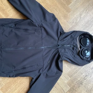 CP company shell jacket - Perfekt jacka för mildare vinter och vår, Skick 10/10, allting som nytt Nypris 4400kr Storlek S Qr kod och CLG kod kan skickas Goggles på luvan Äkta såklart! Endast använd fåtal veckor