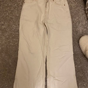 Vita Jeans  - Vita straighta jeans, köpt på Zalando tror jag 🤷🏼‍♀️ Strl W32 L30