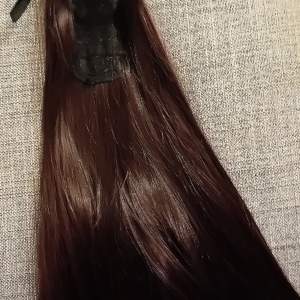 Oanvänd ponytale från rapunzel. Färg brun. 45cm. Finns fler bilder vid intresse:) äkta hår