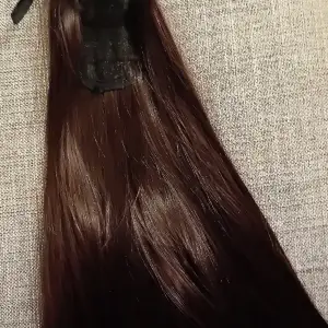 Oanvänd ponytale från rapunzel. Färg brun. 45cm. Finns fler bilder vid intresse:) äkta hår