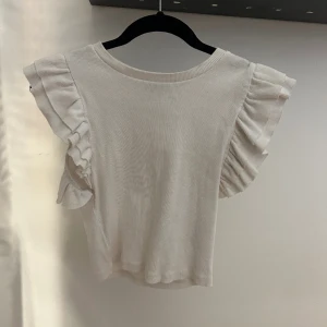 Vit söt topp  - Säljer min söta topp från Zara då jag har 2 stycken. Super fin till Våren/Sommaren passar till allt!💘💘 Storlek Xs