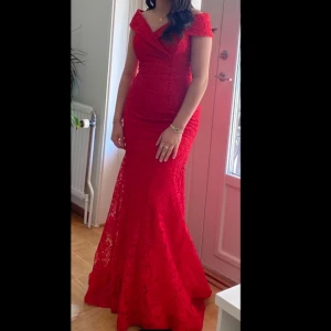 Röd balklänning  - Säljer denna vackra röda balklänning i storlek 34/36, den är dessutom lite insydd vid midjan! Klänningen har använts vid 2 tidigare tillfällen och har kvarhållit sitt skick otroligt bra.  För referens så är jag 160cm + klackar. Pris kan diskuteras❤️