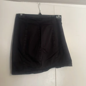 Jeanskjol - Tajt jeanskjol i använt skick. 