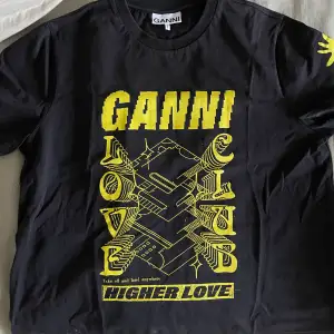 Säljer Ganni T-shirt i jättebra skick. 