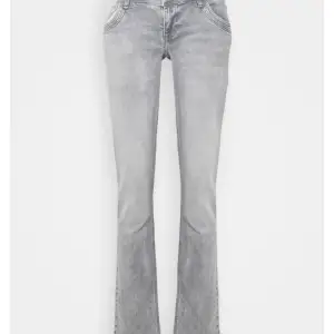 säljer dessa jeans då dem inte kommer till användning längre. Köpta på plick för inte jätte länge sen och i bra skick. 