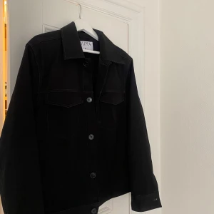 Filippa K - svart jacka - Filippa K svart jacka Använd 1 gång - NYSKICK 2000kr