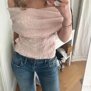 Off shoulder topp - Supersöt rosa skrynklad offshoulder topp i storlek S! Endast använd 1 gång💕
