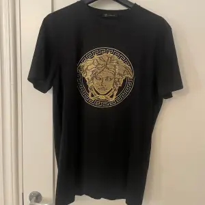 Exklusiv T-shirt från Versace som säljes på grund av att den inte kommer till användning.  Storlek: S Skick: Använd, men välbehållen. Ordinarie pris: €600