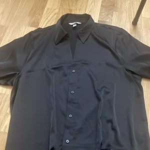 Skjorta  - Oversize, den är storlek L men passar M om du vill ha den oversize 