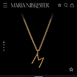Maria Nilsdotter halsband G - Säljer nu mitt jätte fina G halsband i guld , använd fåtal gånger så är nyskick. Kedjan är i storlek 45, skriv för fler frågor❤️