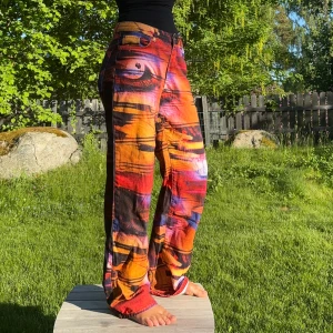 Multi-colour baggy byxor  - Coolaste byxorna nånsin i bomull. Knäns som riktigt sköna jeans. Tjockare material. Använts fåtal gånger. Om man inte är i solljuset ser de inte lita färgglada ut, men fortfarande sjukt coola! Skulle säga att dessa är som medium storlek men baggy