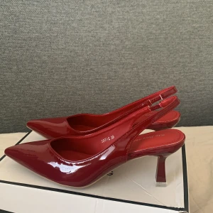 Röda klackar - Mörk röda klackar som blev för små, passar jätte bra till en girls night out eller en fin dejt😍 Passa på innan någon annan tar dom😉