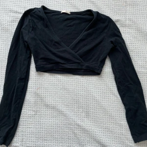långärmad crop top - långärmad crop top, går i kors i mitten