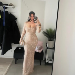 Bal/ fest klänning - Använd en gång på ett bröllop.  Storlek S/M Väldigt blingandes klänning.  Tung klänning. 