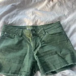 Säljer Demhär jätte snygga gröna lågmidjade shortsen!! Shortsen är för små för mig alltså kommer jag inte kunna skicka bild, men midjemåttet är 37 rakt över!