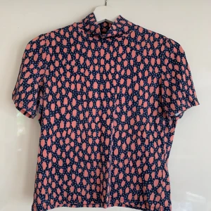T-shirt Monki - Säljer en mönstrad T-shirt från Monki! Tröjan är i gott skick och tight i storleken (skulle säga att den snarare passar storlek S)! 