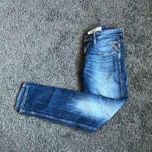 Nu säljer vi ett par Replay jeans till ett mycket bra pris!💫 De är i mycket bra skick och otroligt fin färg💯 Nypris: 1800 Vårt pris: 599😍 Var inte rädd för att ställa fler frågor👌