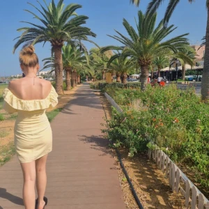 Sommarklänning  - Säljer denna söta klänning från H&M som inte längre finns att köpa!  Den är off shoulder med en söt volang upptill, i storlek XS. Använd endast två gånger, så näst intill ny! Priset kan diskuteras! 