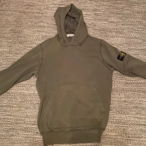 Stone island hoodie  - Säljer min stone island hoodie för att den är för stor för mig. Är i bra skick men har några små fläckar som inte syns om man inte kollar noga. Köparen står för frakt. Går också att hämtas i södra Stockholm. 