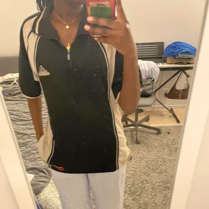 Adidas tröja - Adidas tröja från Humana! Säljer denna tröja för att den inte kommer till användning längre. Väldigt bra skick!