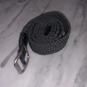 Grått flätat ” grisch ” bälte  - Topp skick och aldrig använd. Perfekt till alla er som vill uppa eran klädstil.