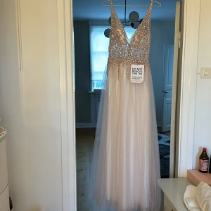 Balklänning - Helt ny och oandvänd balklänning från Mascara med nypris på 3 795kr, klänningen är i storlek 38 men passar mig som brukar ha 36🌸