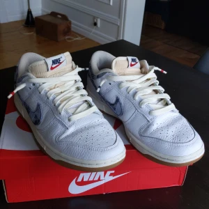 Nike dunk low - Nike dunk low. Använda fåtal gånger med inga skavanker. Orginal box medföljer. Skriv till mig privat vid frågor osv. 😊 Priset går att diskutera vid snabb affär.  Färgen heter: white/midnight navy-gym red blanc/rouge gym/marine minuit 