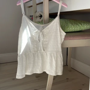 Only topp  - Jätte fin topp/linne till sommaren🌸 bara använd fåtal gånger!  Perfekt skick 