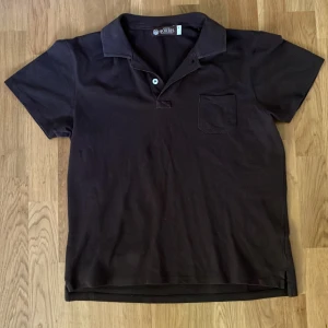 Brun Morris piké  - Säljer en Morris piké tröja i toppen skick. 