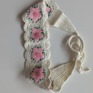 Blommigt ihåligt stickat pannband,NY - Längden ca 90 cm  Passar perfekt till midsommar 