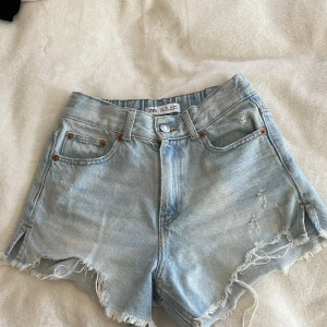 Zara shorts  - Super snygga ljusblåa shorts från zara. Säljs pga att dem är försmå! 