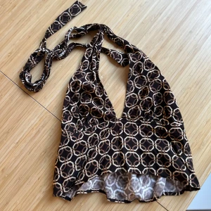 Linne med snörning i nacken  - Sååå snyggt linne som jag bara aldrig använt. Coolt mönster, liten dragkedja, snörning med banden i nacken. Tror den är S/M, 36/38. Passar nog båda. 