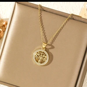 Livsträd halsband i rostfritt stål - Ny Guldfärgad livsträd halsband i mycket fint skick  Rostfritt stål  Längden 45 cm  Postar inom 3 dager efter köpet ( Varje Torsdag och söndag) Jag samfraktar gärna  Kontakta gärna mig för flera bilder eller frågor 