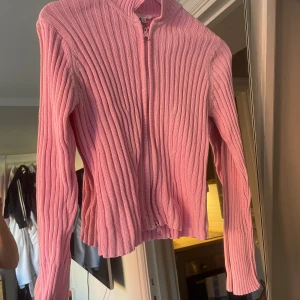 Rosa zipup sweatshirt  - Köpt här på plick och väldigt sparsamt använd. Säljer då den inte passar mig längre💕