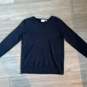 Marinblå stickad tröja  - Säljer denna jättefina stickade tröjan från vila! Storlek xs men skulle även passa xxs. Är andvänd ca två gånger så är i jättebra skick!💘säljer för att den aldrig kommer till andvändning. Pris kan diskuteras🙌🏼