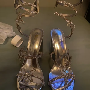 Butterfly heals - Butterfly heals med jätte bra skick, har tyvärr inte använt klackarna eftersom de var för små. Vill inte lämna tillbaka de utan sälja ist för nån som letar efter dessa klackar för billigt pris!