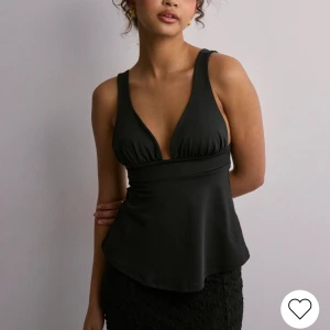 Nelly topp  - Söt topp som man knyter där bak, använd en gång 🤍 nypris 299