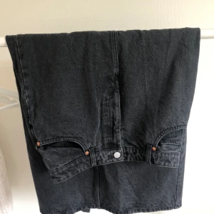 Lång jeanskjol - Från monki, knappt använd pga för liten storlek. Står stl M men är som XS/S 