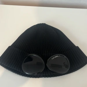 Cp company mössa - Inget fel på mössan, texten är lite sliten på glaset annars som ny Pris kan diskuteras!