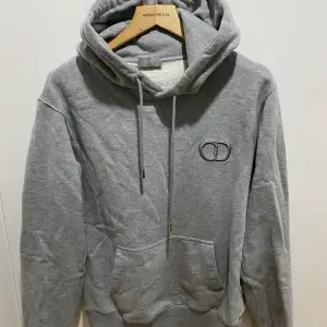 Säljer denna snygga dior hoodie då den inte passar mig längre, skick 10/10. Storlek S men har även passat vänner i M. Skriv vid intresse!