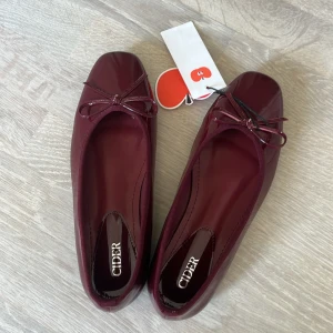 Ballerinaskor  - Helt nya ballerinaskor från cider, aldrig använda då de tyvärr är förstora. Strl 40💌pris kan diskuteras 